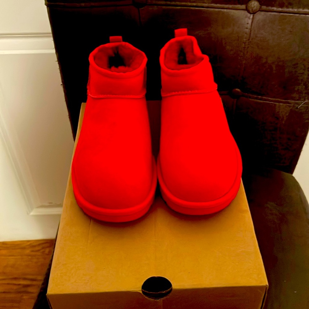 NWT Uggs mini